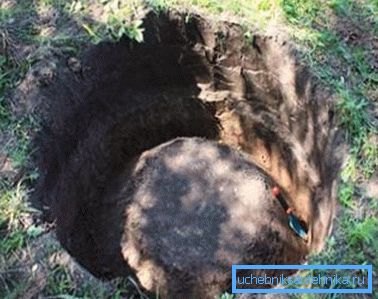 The initial stage of digging the well. The initial stage of digging the well.