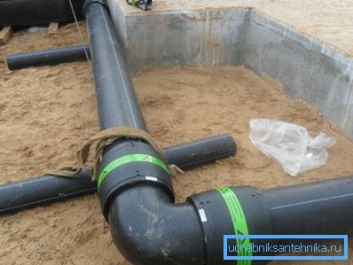 Reliable connection of elements of the plastic pipeline