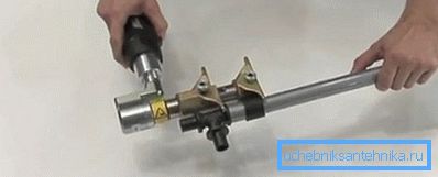 Push the sleeve over the connection with a special press. Push the sleeve over the connection with a special press.