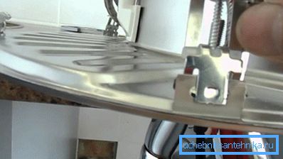 We find mounting ears or grooves.