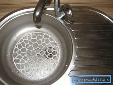 Laid on sinks on stainless steel worktop Laid on sinks on stainless steel worktop