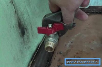 We twist the crane and tighten the key. We twist the crane and tighten the key.