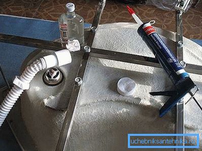 We twist the legs and set the siphon
