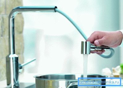 The presence of the hose facilitates the manipulation of the water jet The presence of the hose facilitates the manipulation of the water jet