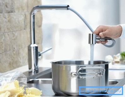 Filling the pan with water with a pull-out spout