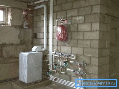 The floor boiler is installed on a separate foundation. The floor boiler is installed on a separate foundation.