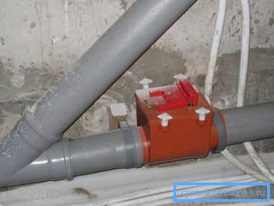 External check valve for 110 mm drainpipes installed in the system External check valve for 110 mm drainpipes installed in the system