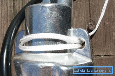 It is better to hang the pump on a nylon cord. It is better to hang the pump on a nylon cord.