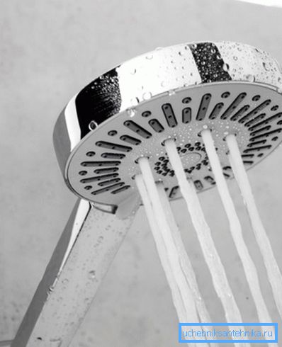 Wall water diffusing head with swivel hinge and adjustable number of jets of water. Wall water diffusing head with swivel hinge and adjustable number of jets of water.
