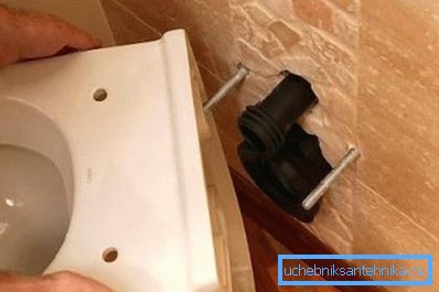 Wall-mounted toilet bowls are mounted on the wall using special anchor bolts. Wall-mounted toilet bowls are mounted on the wall using special anchor bolts.