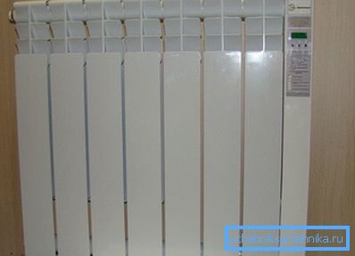 Wall-mounted electric radiator, which is equipped with a control device and is not connected to the system Wall-mounted electric radiator, which is equipped with a control device and is not connected to the system