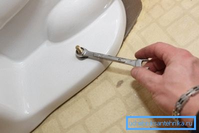 No need to tighten the bolts with excessive force No need to tighten the bolts with excessive force