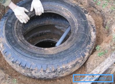 Do not neglect the arrangement of the drain hole, since even the simplest construction of this structure will greatly simplify the operation of the dacha toilet and increase the time between periodic cleaning of the entire system.