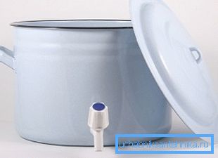 Small enamelled tank with tap Small enamelled tank with tap
