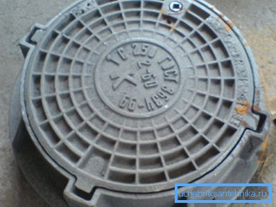Some masters recommend covering the well with a manhole and carrying out the water supply with a pump. Some masters recommend covering the well with a manhole and carrying out the water supply with a pump.