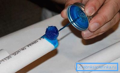 Some glue manufacturers sell their products with special mini brushes that are comfortable to work with. Some glue manufacturers sell their products with special mini brushes that are comfortable to work with.