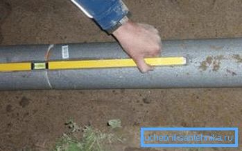 Improper installation of sewer pipes can cause odor in the bathroom.