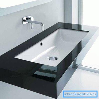 Invisible pedestal adds a mystery to the interior Invisible pedestal adds a mystery to the interior