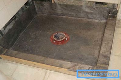 A niche for a deep cast-iron shower tray 80x80 should be carefully prepared, pay special attention to the drain A niche for a deep cast-iron shower tray 80x80 should be carefully prepared, pay special attention to the drain