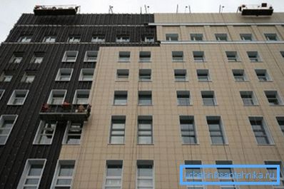 New houses are built with the obligatory weatherization of the facades. New houses are built with the obligatory weatherization of the facades.