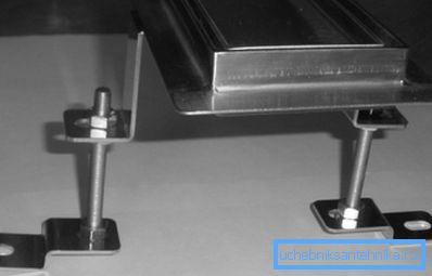 Pallet legs are equipped with mounting holes and screws to adjust the level and height. Pallet legs are equipped with mounting holes and screws to adjust the level and height.