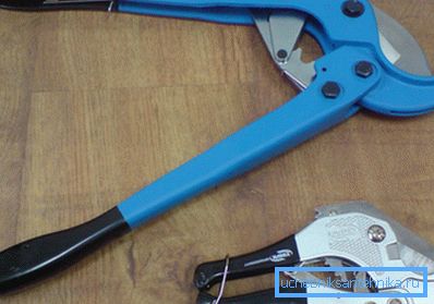 Scissors for cutting polypropylene.