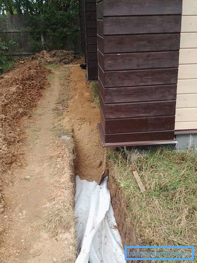 1217 Wrapped pipe covered with sand