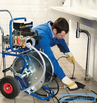 The equipment is equipped with an engine, compressor and hose The equipment is equipped with an engine, compressor and hose