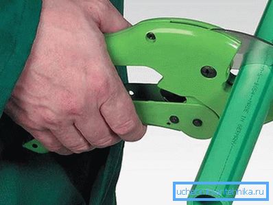 We cut the part with a pipe cutter. We cut the part with a pipe cutter.