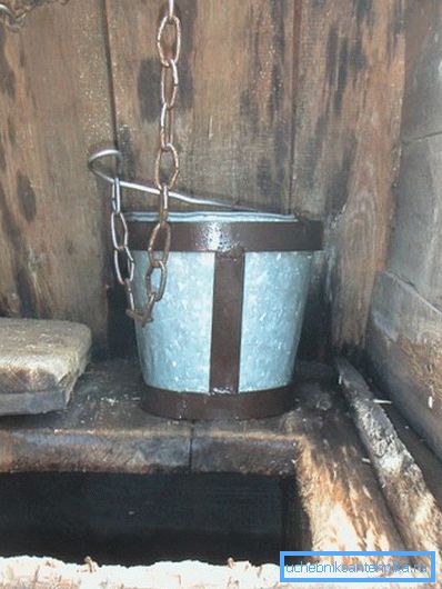 Common bucket for extraction of water. Common bucket for extraction of water.