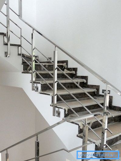 Arrangement of a staircase by shaped pipes Arrangement of a staircase by shaped pipes