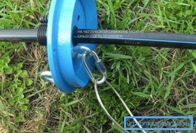 Top hole with a pressure pipe and fixed upper end of the cable.