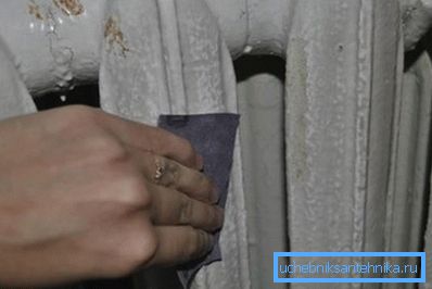 Painting cast iron radiators requires a preparatory stage, the product should be carefully “polished” with emery paper before coating. Painting cast iron radiators requires a preparatory stage, the product should be carefully “polished” with emery paper before coating.