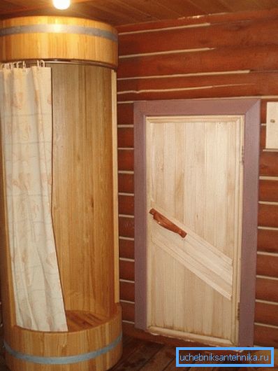 The original decoration of the shower room in a wooden house. Naturally, without water-repellent impregnation is not enough The original decoration of the shower room in a wooden house. Naturally, without water-repellent impregnation is not enough