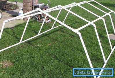 The original construction solution in the manufacture of greenhouses or greenhouses significantly helps to reduce the weight of the entire product without damaging its strength.
