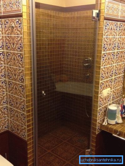 The original solution for creating an integrated shower in the corner of the room The original solution for creating an integrated shower in the corner of the room