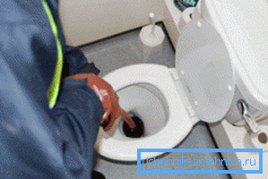 Do not break the sewer pipe when using a cable. Do not break the sewer pipe when using a cable.