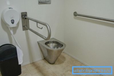 The main difference between bathrooms for the disabled is the presence of metal railings on the walls. The main difference between bathrooms for the disabled is the presence of metal railings on the walls.