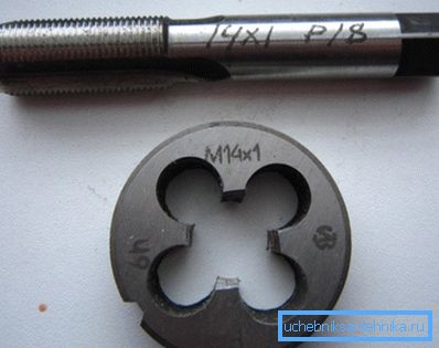 Basic tools for manual threading. Basic tools for manual threading.