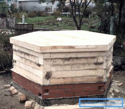 Finishing of the water intake shaft with a brick in the form of a hexagon Finishing of the water intake shaft with a brick in the form of a hexagon