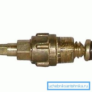 Domestic bushings of the old sample require periodic packing of the gland. Domestic bushings of the old sample require periodic packing of the gland.