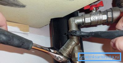 Turn off the cover, holding the filter itself Turn off the cover, holding the filter itself