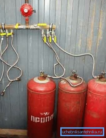 Heating of a country house with bottled gas with the help of several carriers united by one common gearbox Heating of a country house with bottled gas with the help of several carriers united by one common gearbox