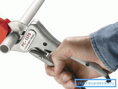 Cutting the pipe with scissors