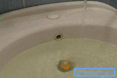 Overflow hole reliably controls the permissible water level in the sink Overflow hole reliably controls the permissible water level in the sink