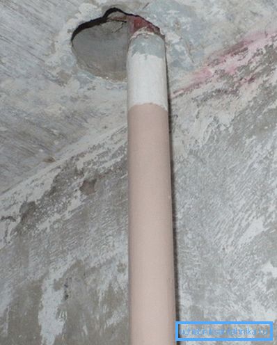 Hole in the ceiling for more efficient replacement of the riser Hole in the ceiling for more efficient replacement of the riser