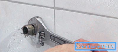 Before installing the mixer should block the water. Before installing the mixer should block the water.