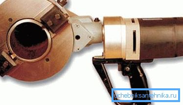 Portable pipe cutting tool