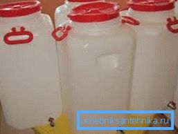 Transportable plastic water tanks with tap Transportable plastic water tanks with tap