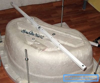 The first step is to mount the frame and legs. The first step is to mount the frame and legs.